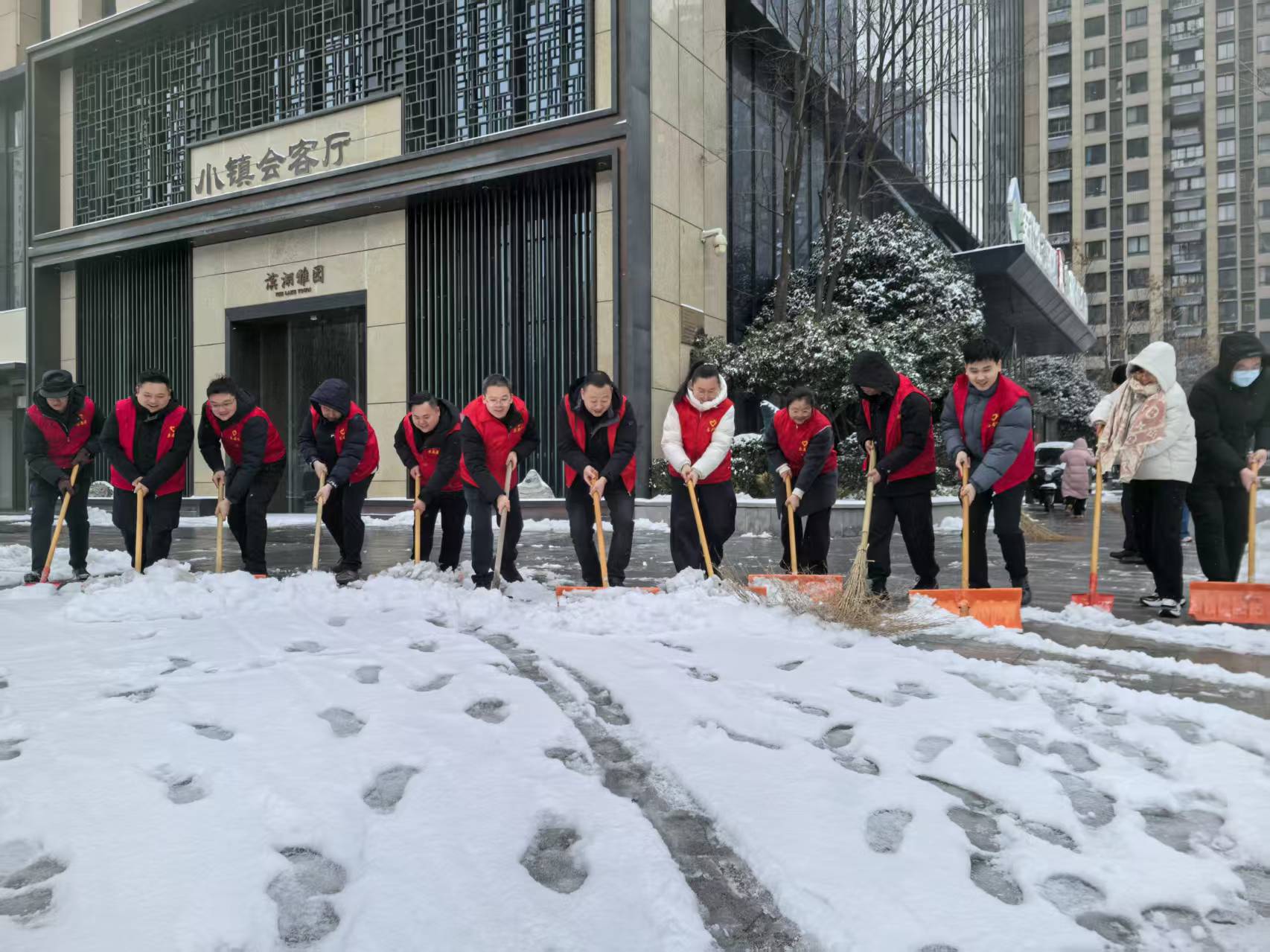 黨建引領齊行動 掃雪除冰護暢通——省城市更新集團等三家公司全力保障雪后出行安全